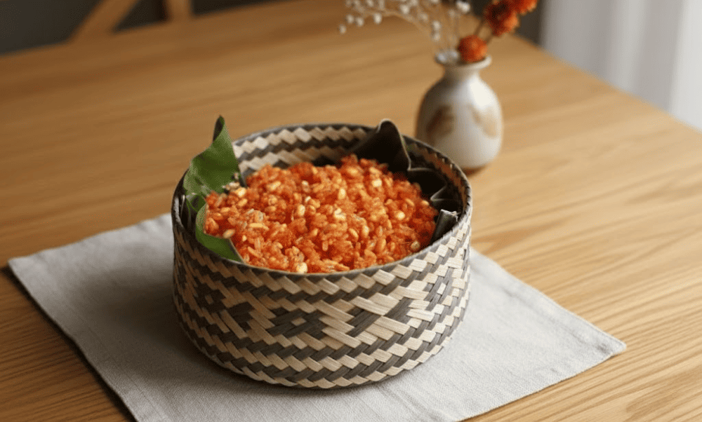 With a lightly sweet taste and nutty aroma, it’s often served alongside steamed chicken or pork